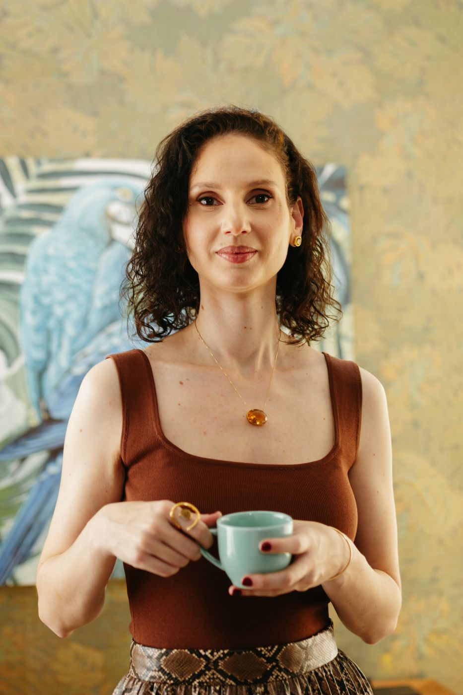 Vivian Castellan com uma xícara de café